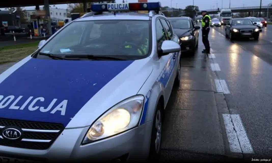 Przedszkolaki z Łuszczanowic w Bełchatowie zapoznają się z pracą policji